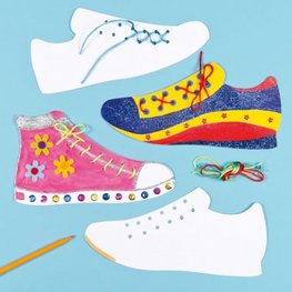 Kartonnen sportschoen versieren